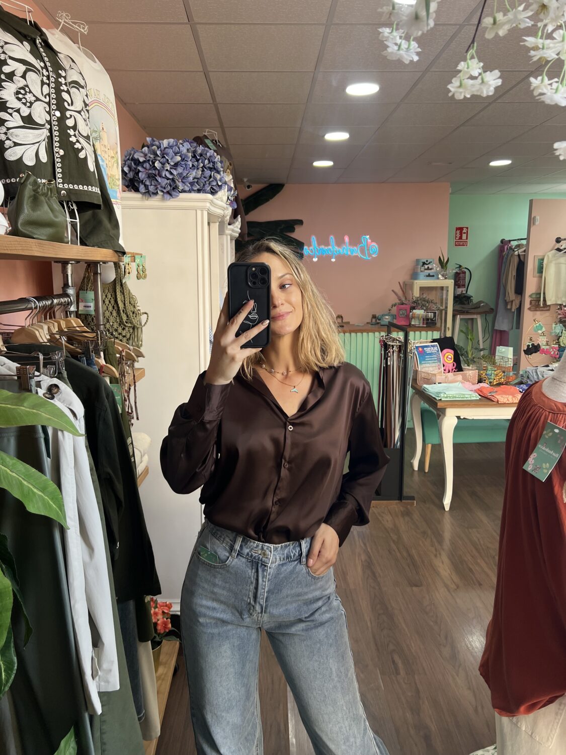 Camisa satinada choco. - Imagen 2