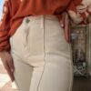 PANTALÓN BEIGE.